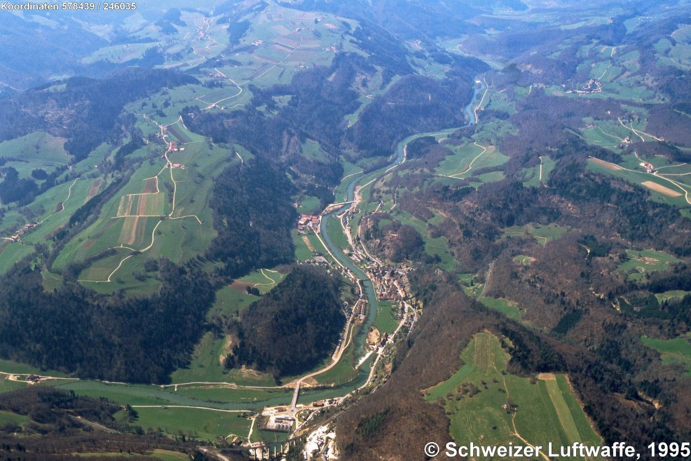St. Ursanne in einer Aufnahme von 1995. Blickrichtung Doubs abwärts. Die Anhöhe 'Clos du Doubs' südlich von St. Ursanne mit der Siedlung Montenol (Position 2'578'237.00, 1'244'674.75).